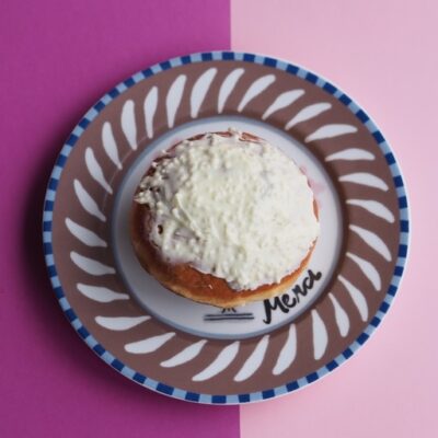 Pączek z białą czekoladą i maliną