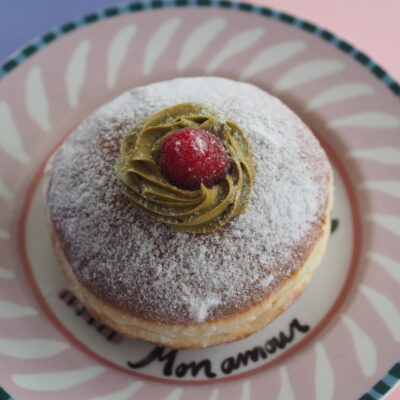 Pączek z pistacją i maliną