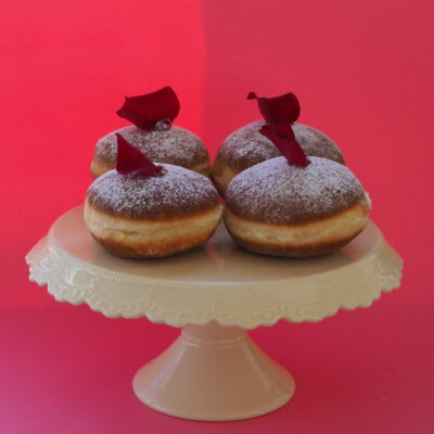 Pączek z płatkami róży