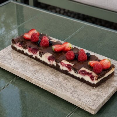 Sernik brownie z malinami
