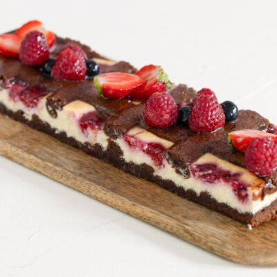 Sernik brownie z malinami