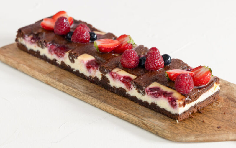 Sernik-brownie-z-mali_